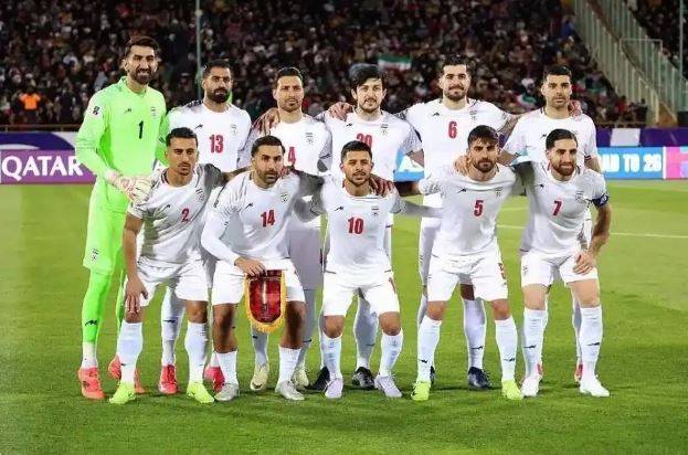 زمین فوتبال جای سیم خاردار نیست؛ انتقاد از سیاسی شدن بزرگ‌ترین جشن فوتبالی جهان