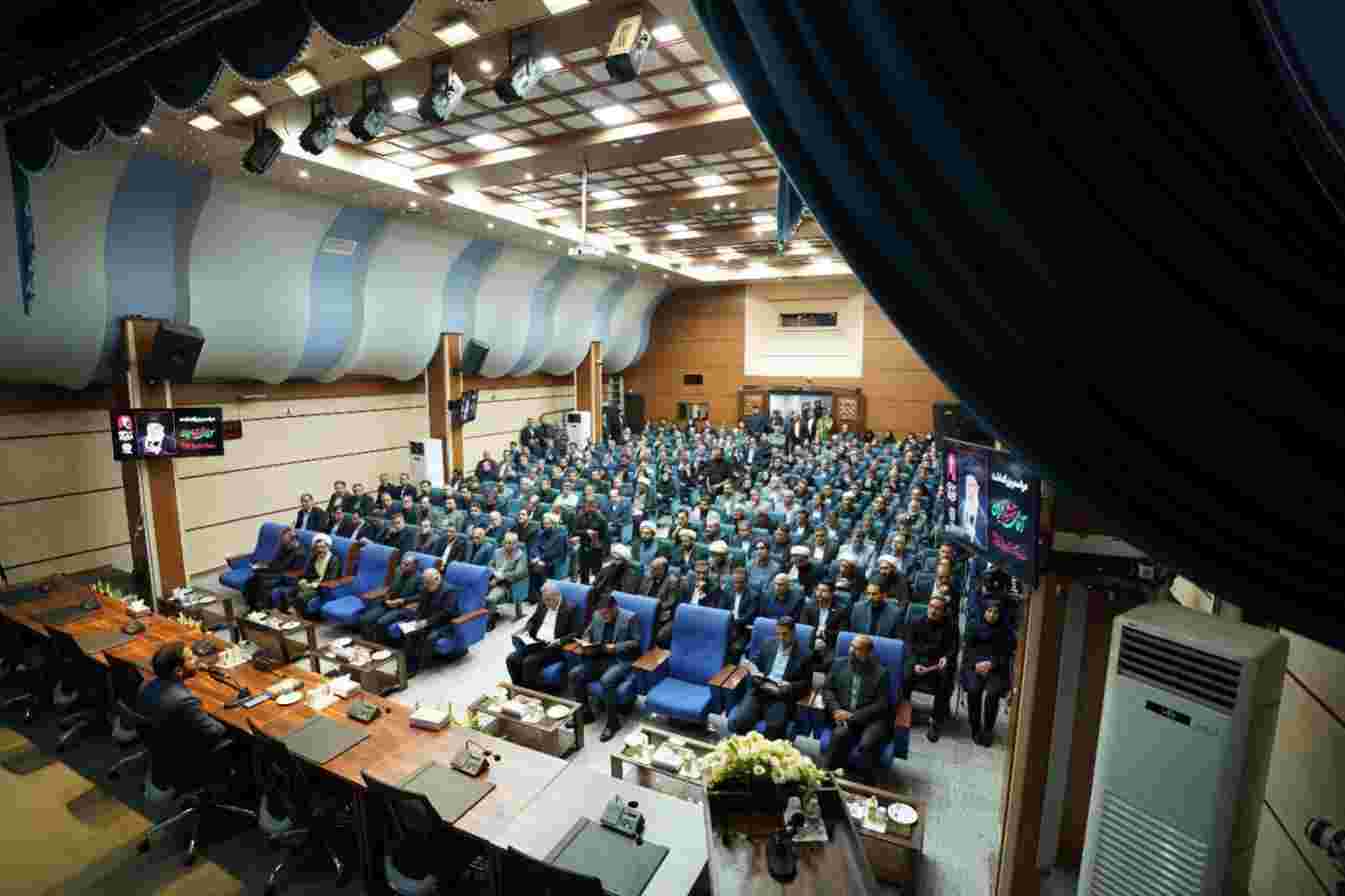مراسم بزرگداشت «رهبر شهید انقلاب اسلامی» در بانک تجارت برگزار شد 1 بزرگداشت رهبر شهید انقلاب اسلامی در بانک تجارت برگزار شد 4