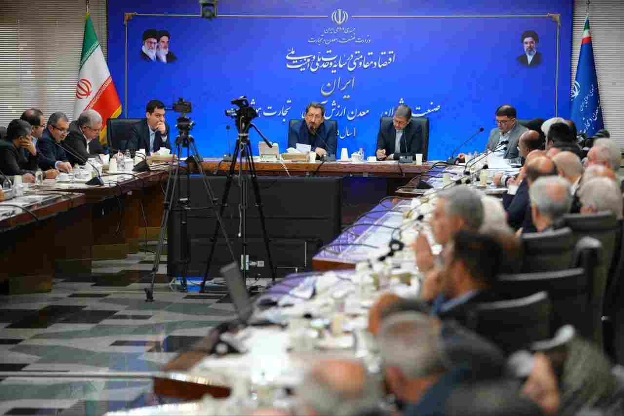 اتابک: مطالبات تولیدکنندگان با اولویت در هیأت دولت پیگیری می‌شود