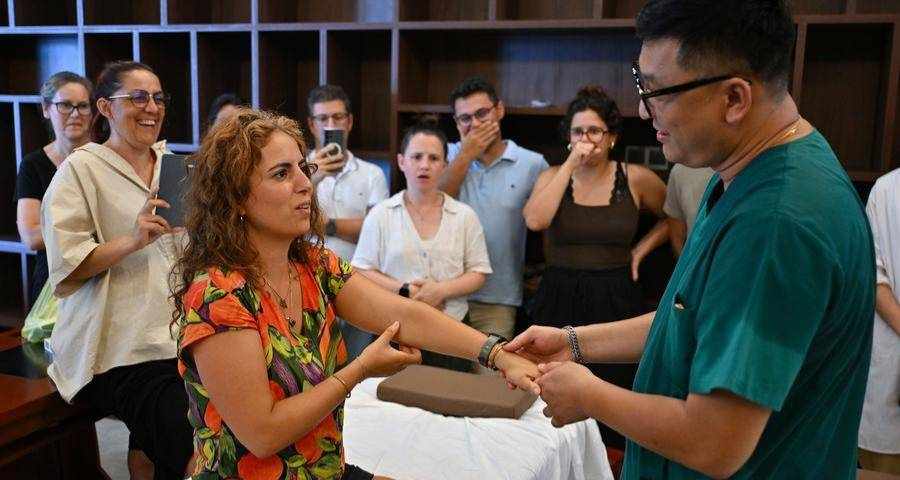 طب سنتی چین؛ جاذبه‌ای تازه برای گردشگران خارجی