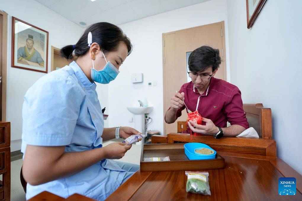 تجربه دانشجوی ۲۶ ساله ایرانی از طب سنتی چینی؛ مفهومی فراتر از درمان بیماری
