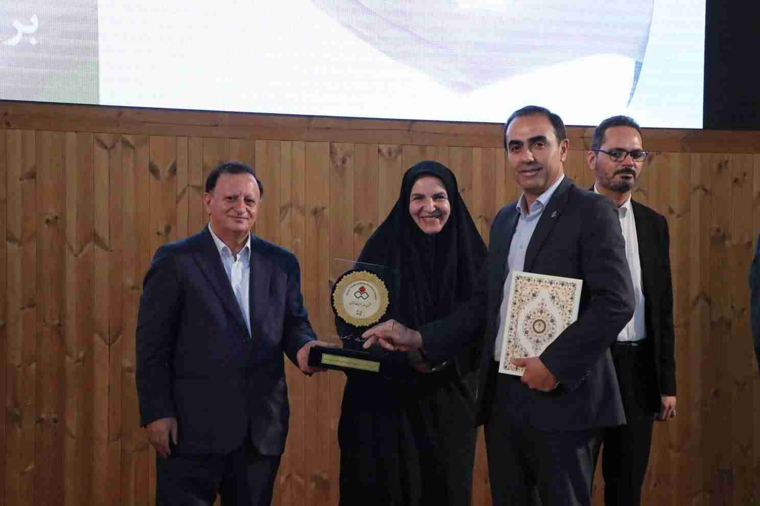 بیمه ایران نشان عالی مسئولیت اجتماعی را دریافت کرد